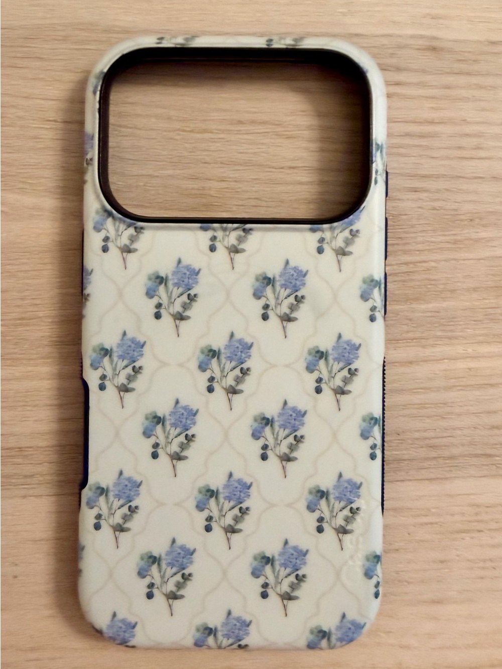 Casely - Vintage garden - Blue hydrangea case - Bold + MagSafe - iPhone 17 Pro